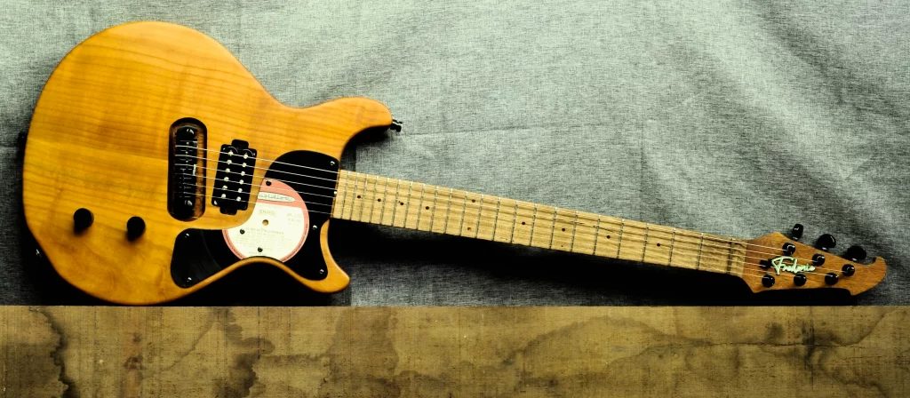 guitare exposée issu de l'atelier Fredonie, modèle inspiré Les Paul DC en merisier et noyer
