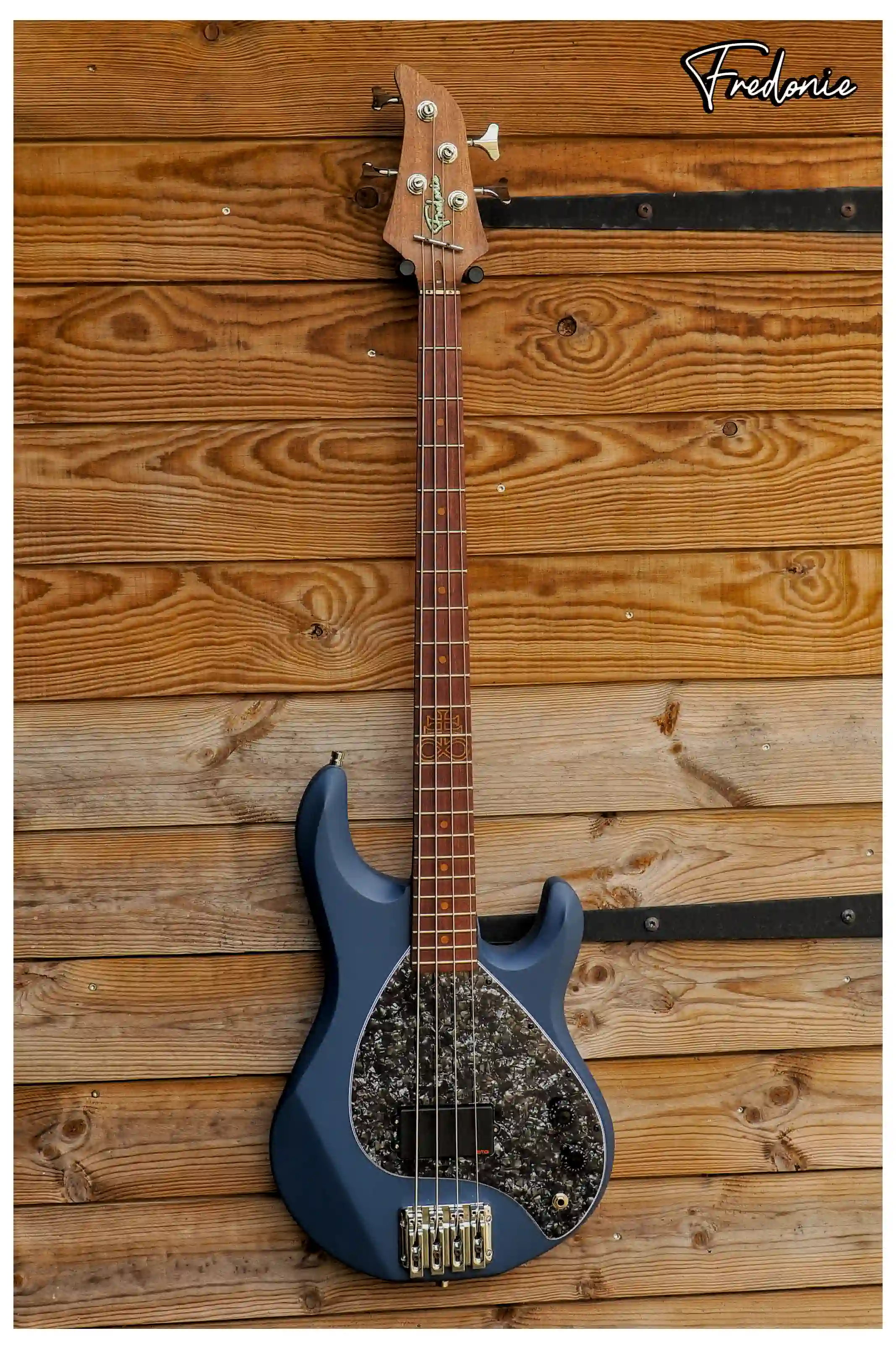 Basse électrique de luthier sur la base d'une forme de MusicMan Stingray et un profil de manche type Fender Jazz Bass pour sa finesse. Basse électrique de luthier sur la base d'une forme de MusicMan Stingray et un profil de manche type Fender Jazz Bass pour sa finesse.