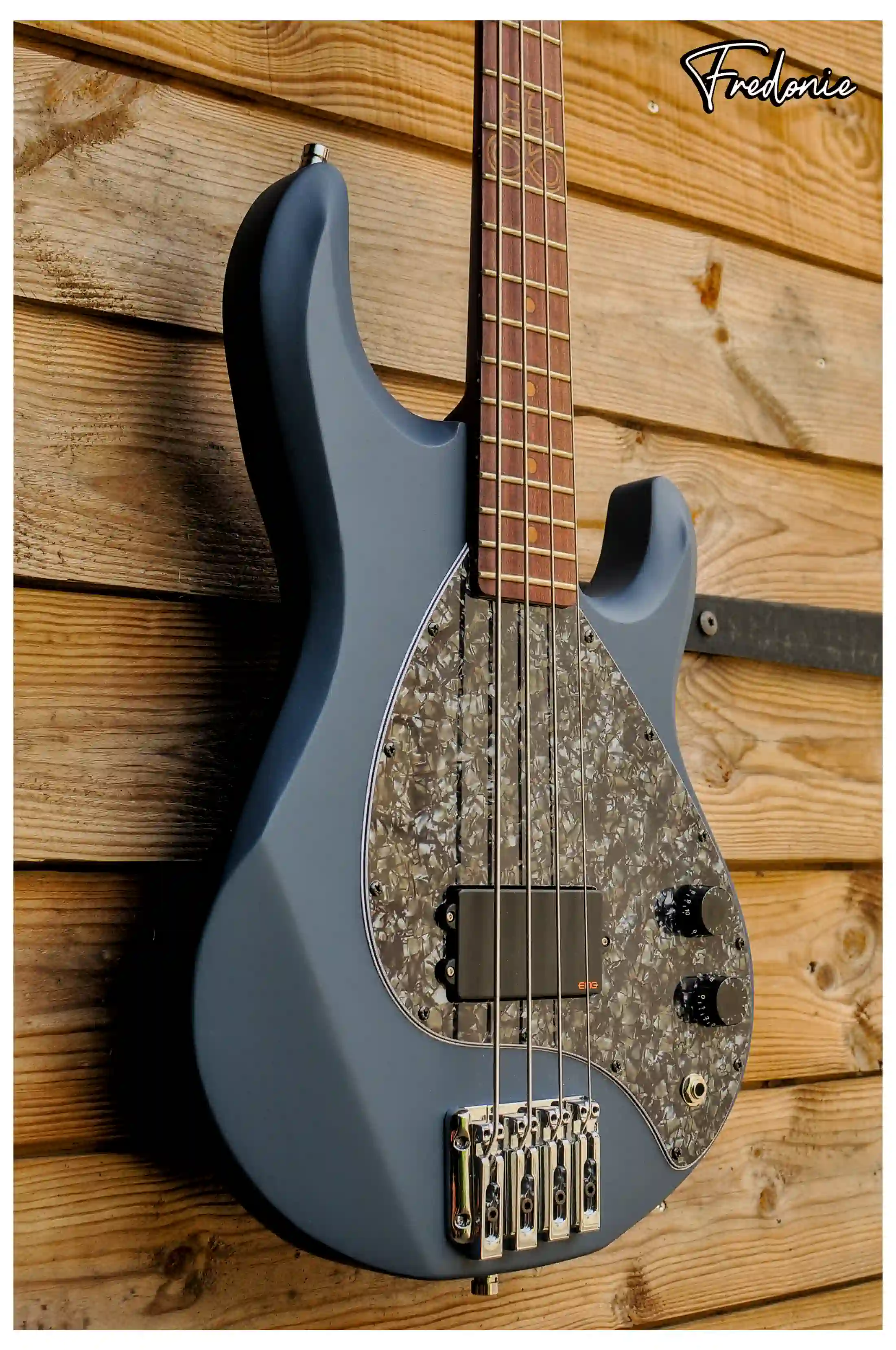 Une basse électrique bleu nuit de type MusicMan Stingray avec un micro actif EMG Une basse électrique bleu nuit de type MusicMan Stingray avec un micro actif EMG