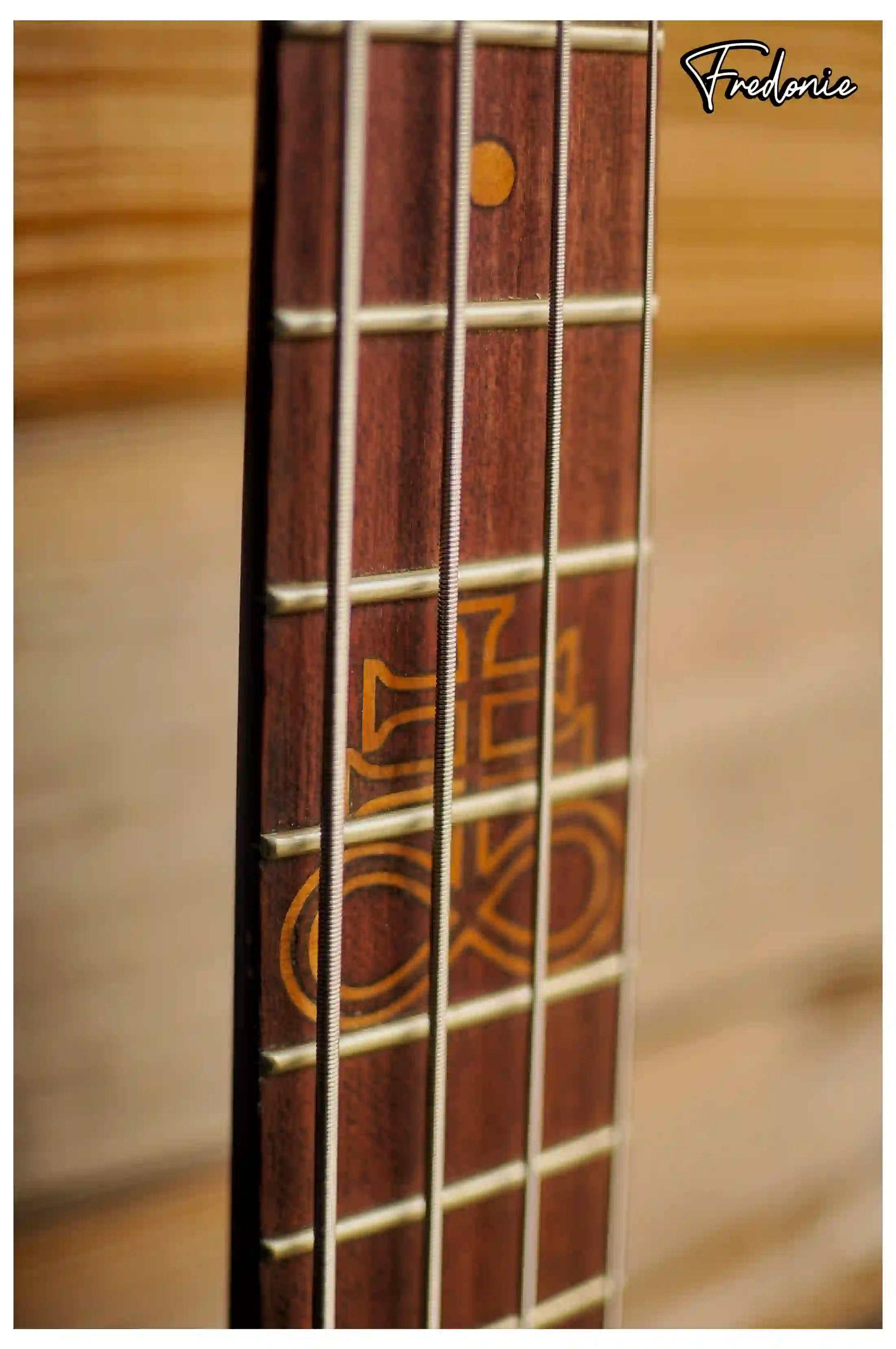 Incrustation personnalisée sur la 12e case d'une touche de basse électrique Incrustation personnalisée sur la 12e case d'une touche de basse électrique