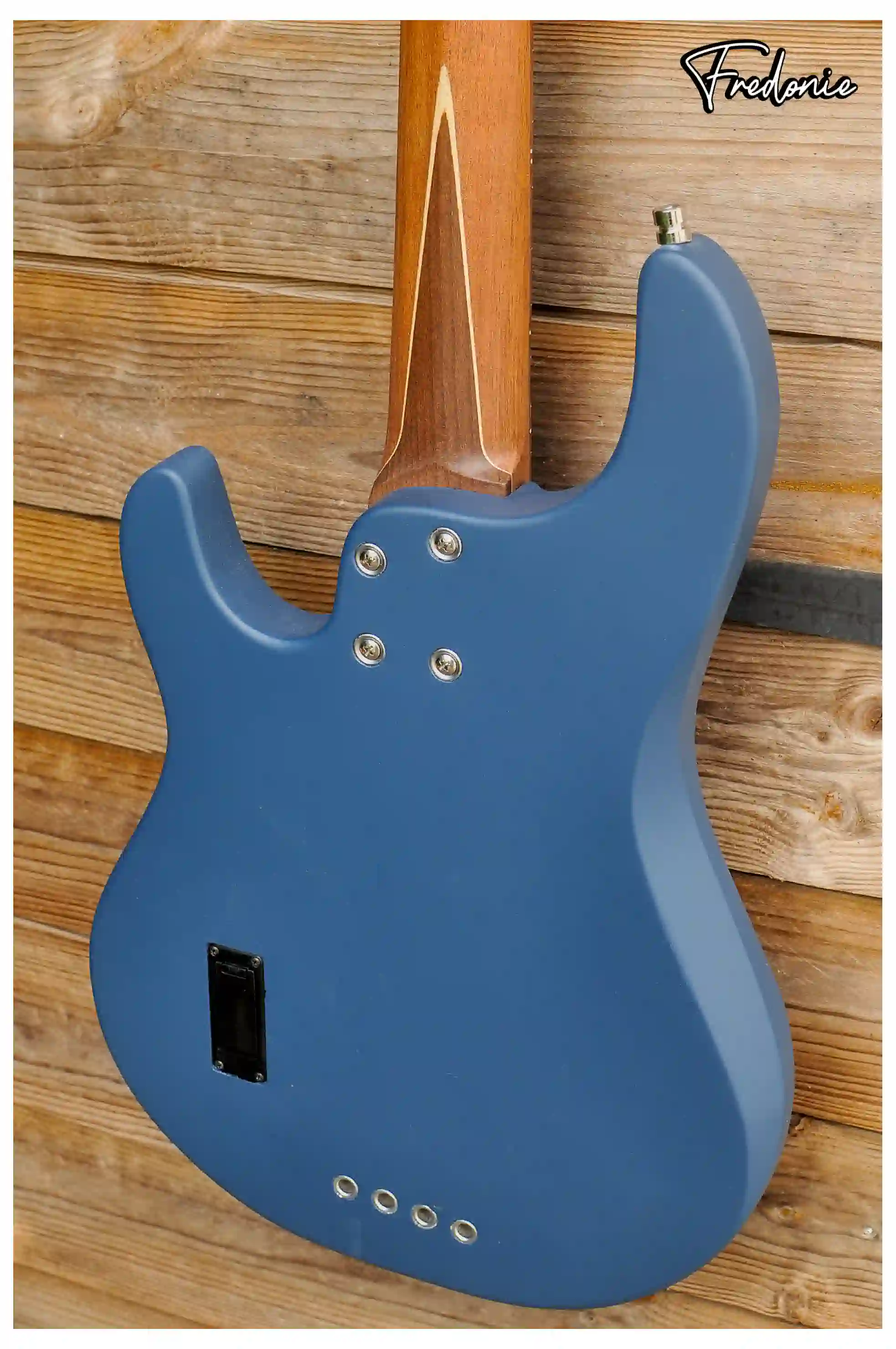 Dos d'un manche de basse avec un profil en V. Dos d'un manche de basse avec un profil en V.